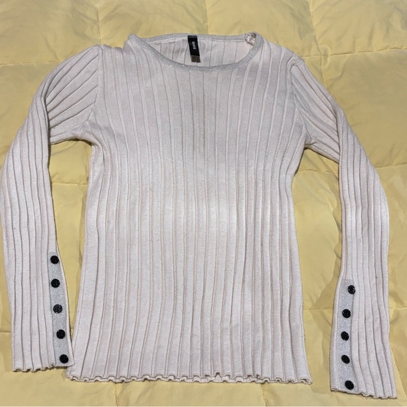 Small black buttons going down the sleeve, with glittery embroidery - Picture 2 of 6